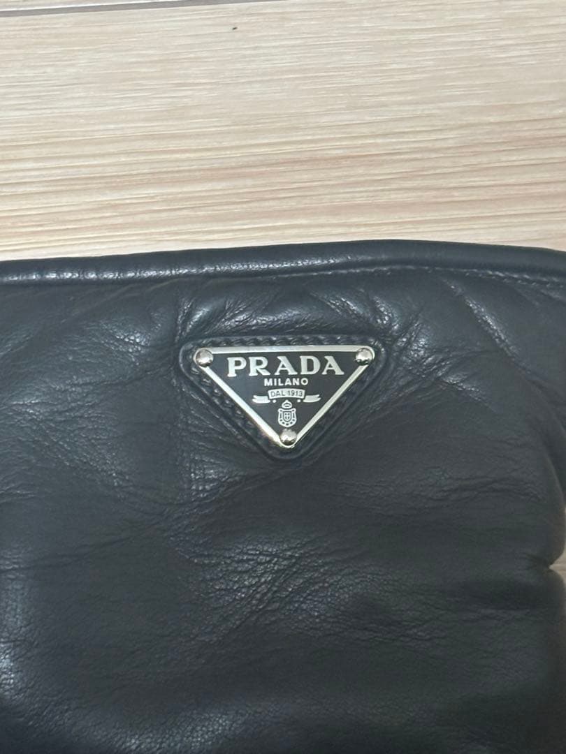 PRADA 三角プレート ラムレザー グローブ 手袋