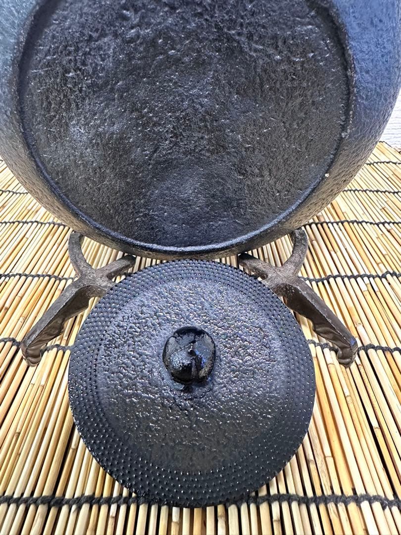 ほぼ未使用品、タグ付 南部銘 南部雲南堂鍋元造 15型丸平形アラレ