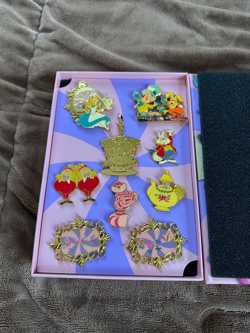 ディズニー 不思議の国のアリス 70周年 ピンバッジ