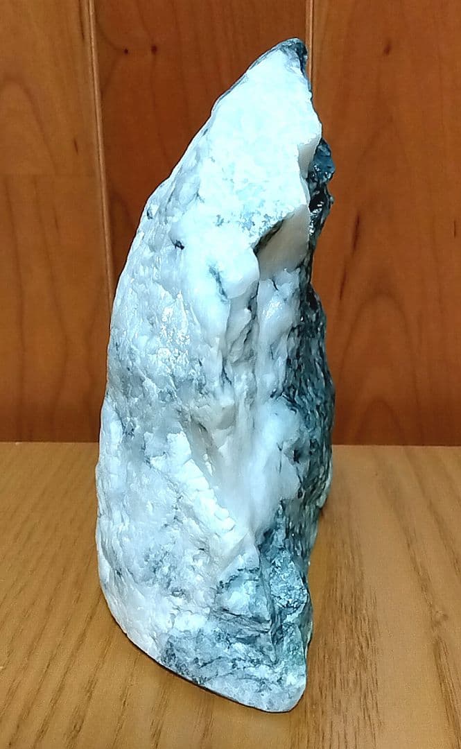 ☆翡翠原石☆糸魚川硬玉【姫川・転石カチ割り・割り肌仕立1.2kg】