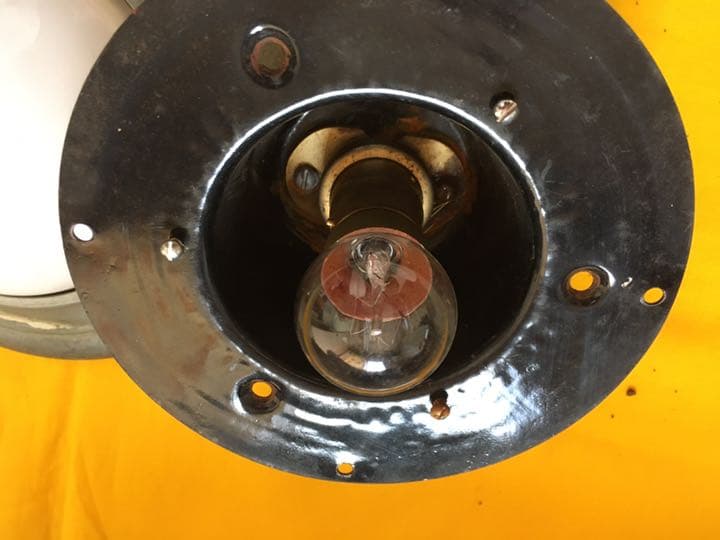 木造鉄道車両の室内灯。小糸製1959年。