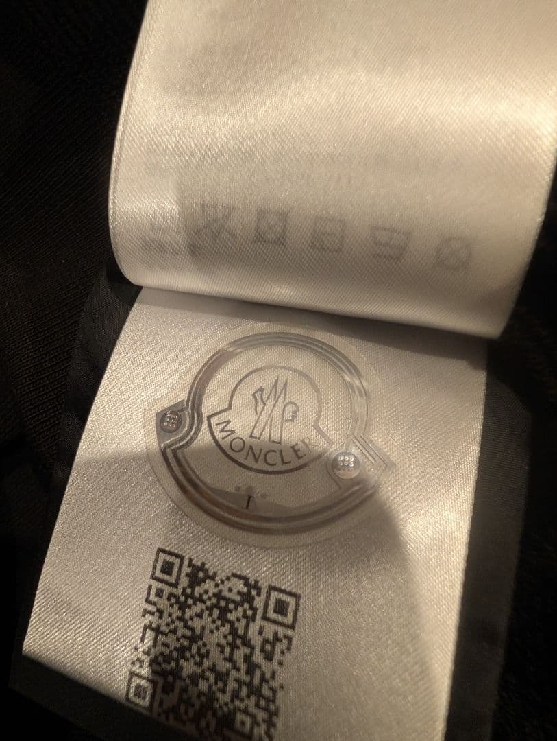 【限定値下げ】MONCLER ブラック フード付きパーカー　M