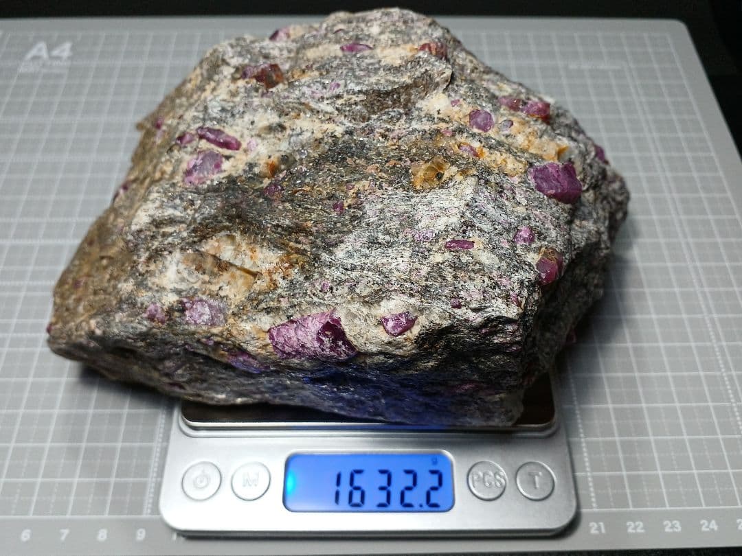 母岩付き　ルビー　1.6kg　原石　コランダム　鉱物標本