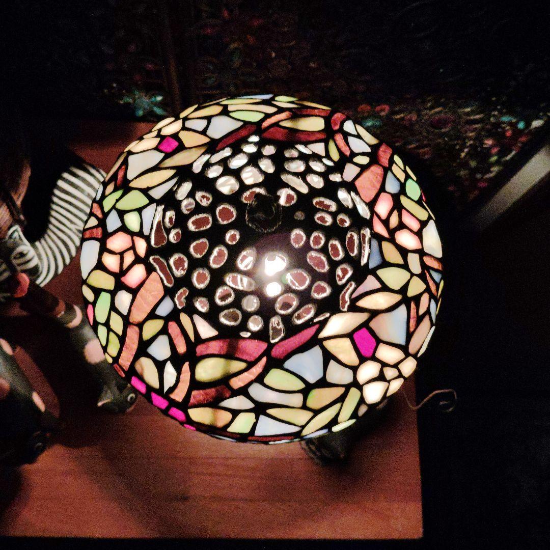 ステンドグラス テーブルランプ 花模様 重厚感あり凄い出来です。