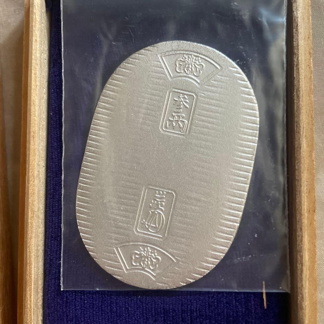 純銀小判記念硬貨 桐箱付き2枚セット佐川急便20g - メルカリ