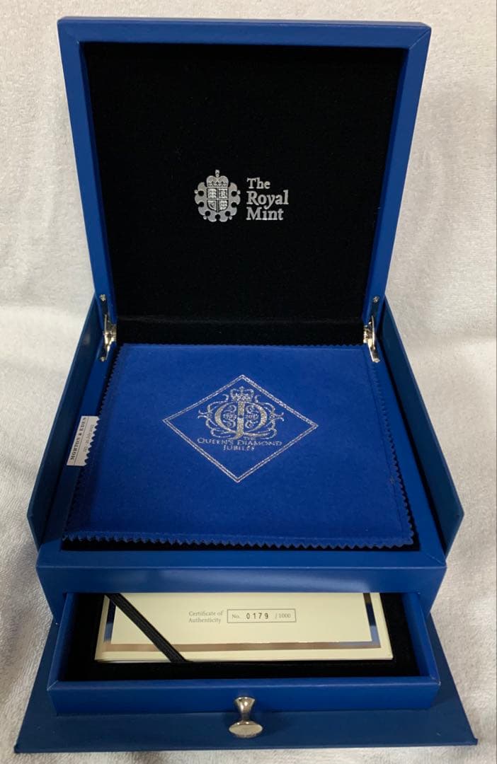 13日追加情報です❗️超特大1キロ‼️Kエリザベス2世 銀貨 地金価格47万