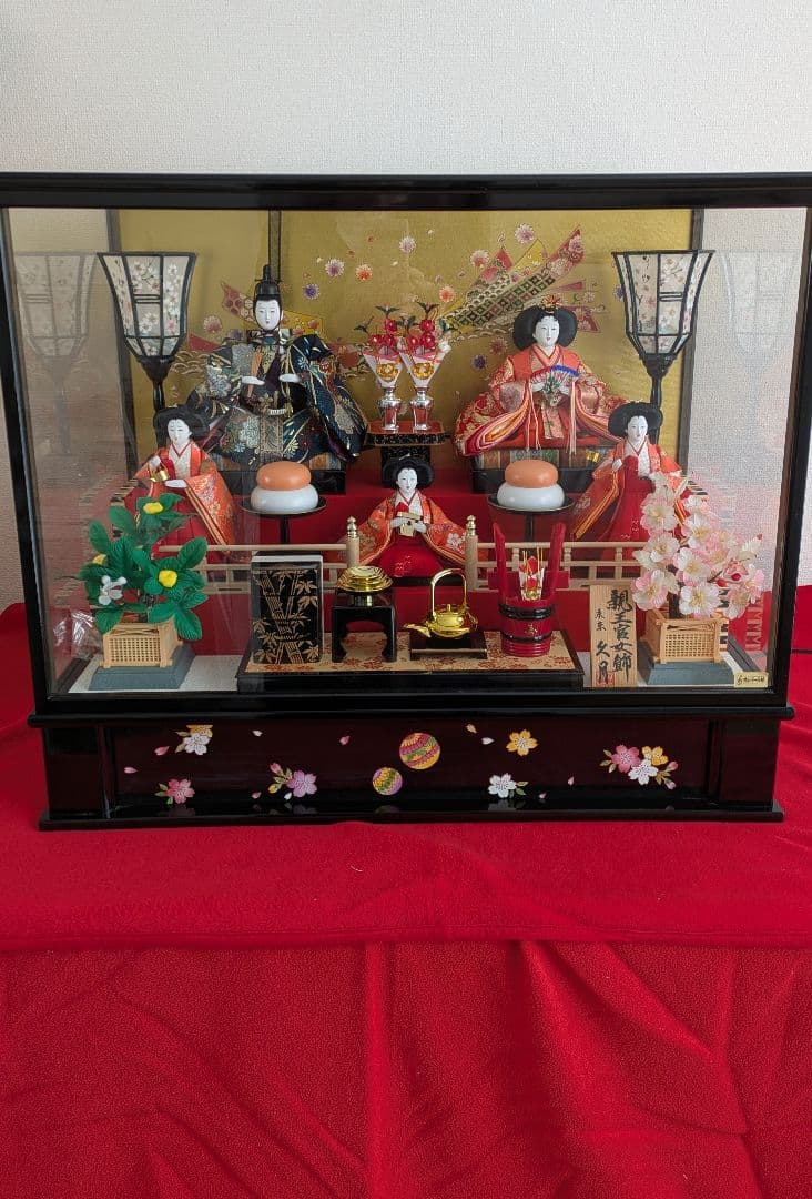 久月　雛人形 五人飾り ケース入り オルゴール・ライト、赤い敷物付き コンパクト