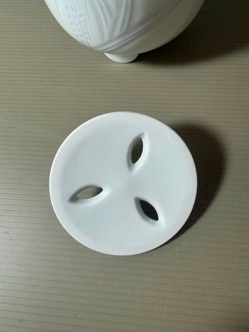 2366 【人間国宝】【井上萬二】白磁染麦彫文 香炉 未使用 - メルカリ