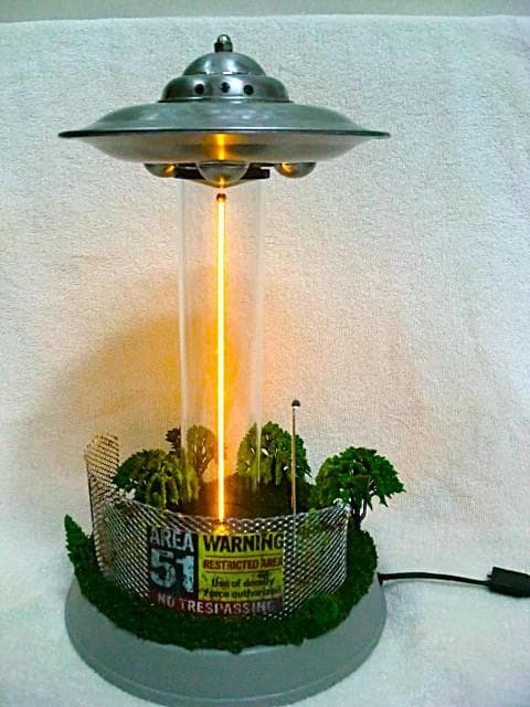 UFOジオラマシリーズ エリア51の金属製UFOフィギュア レーザービーム