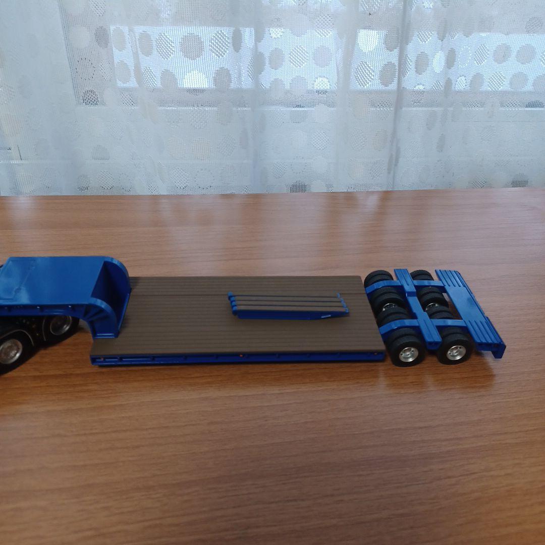 スカニア トラックと青いトレーラー1/50