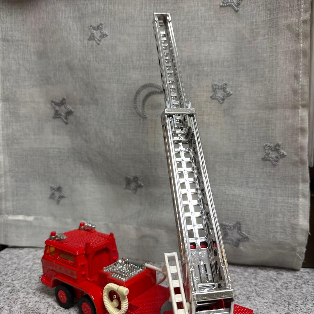 ヒ*ゲ様 トミカダンディ国産車シリーズ002 日野ハシゴ消防車