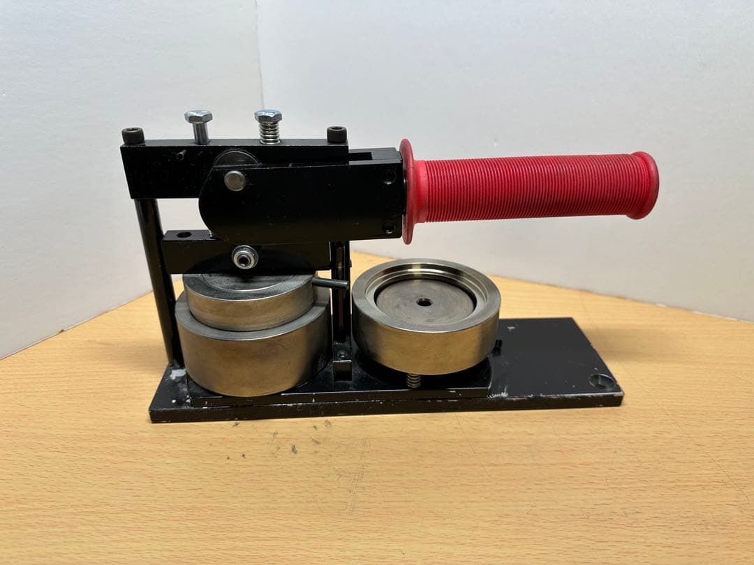 57mｍサイズ缶バッジマシン中古とパーツ約200個のセット　A