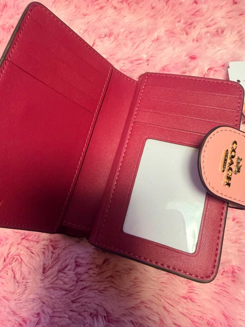 COACH ピンク シグネチャー 二つ折財布 未使用　プレゼントにも！