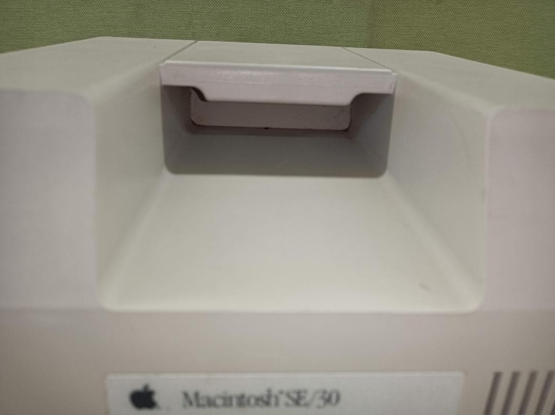 都《MNLAK》Macintosh　SE/30　液晶　キズ多い　レトロ