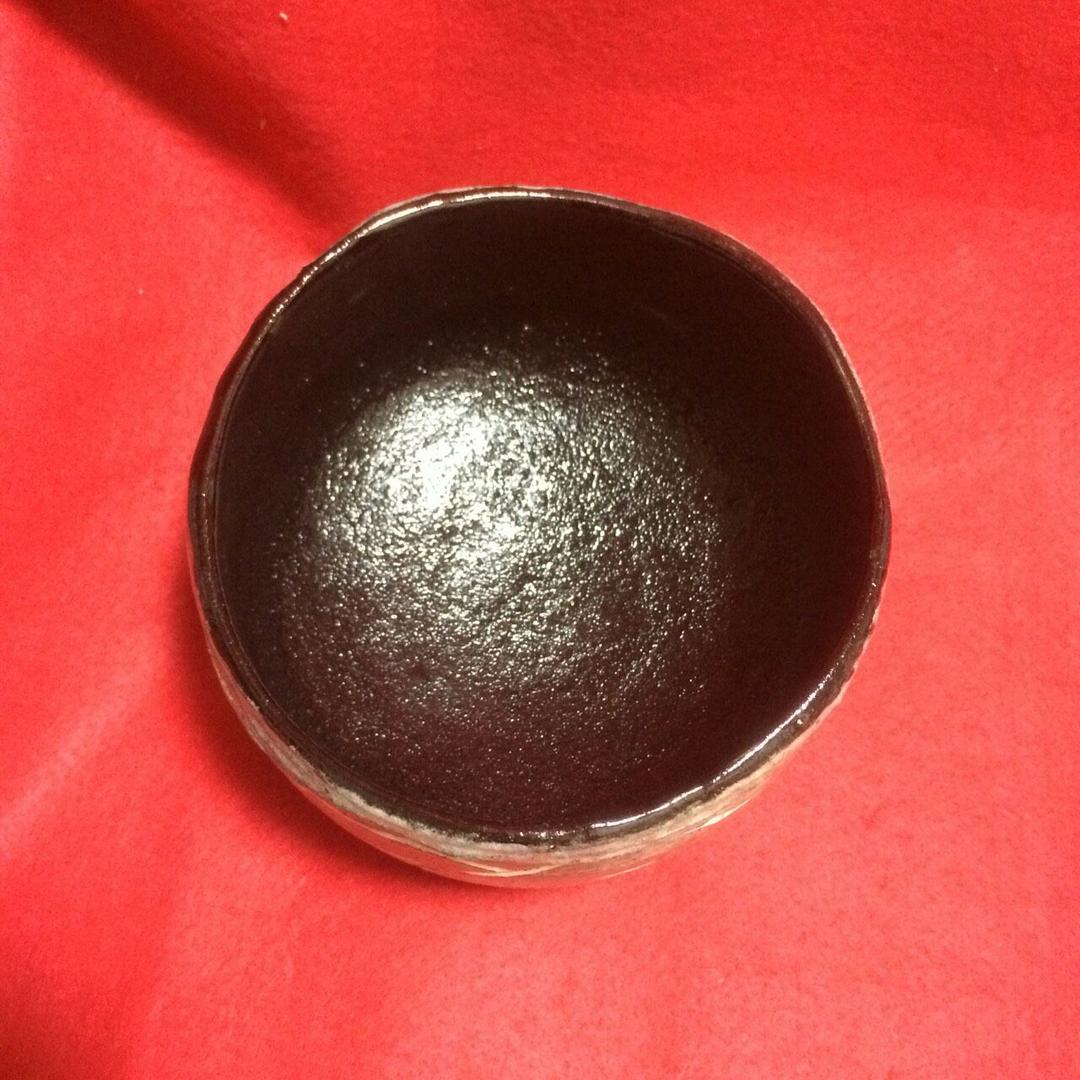 松楽　楽茶碗　大振りです　茅葺き屋根の家と山