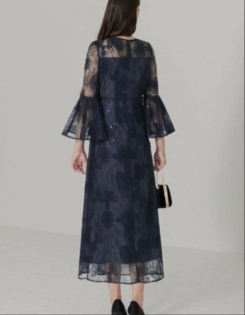 LEJA】スパンコール刺しゅうレースフレアスリーブスリット入り