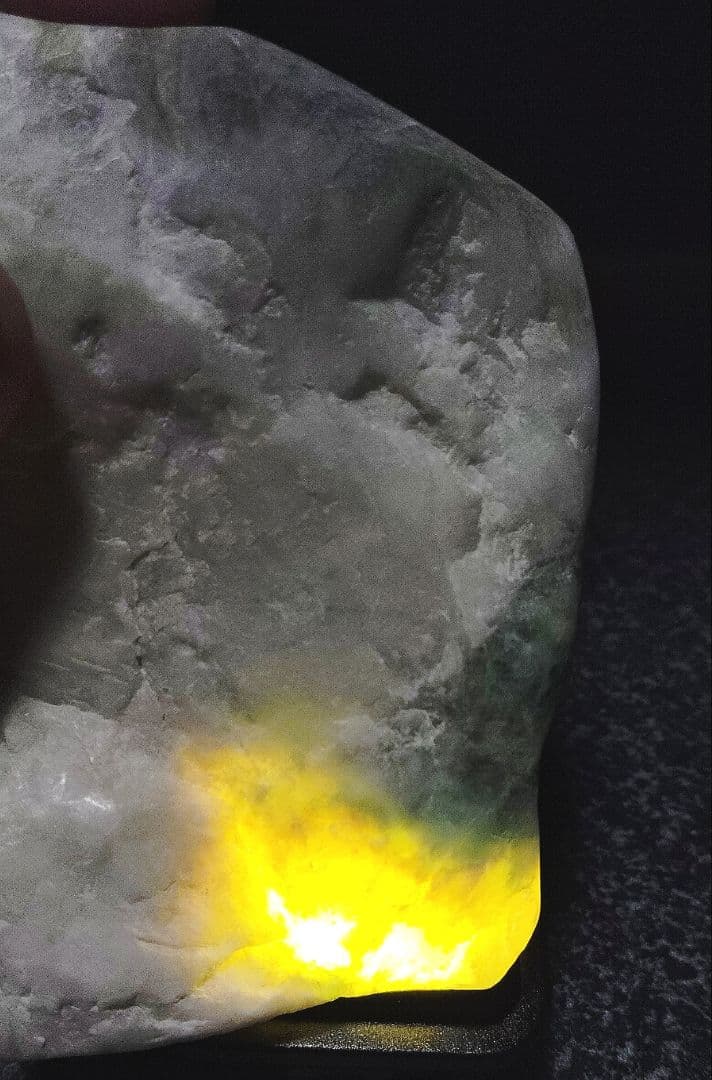 ☆翡翠原石☆糸魚川硬玉【小滝・2面カット磨き474g】