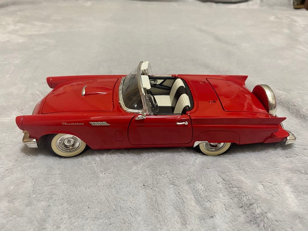 ミニカー ROAD Signature THUNDERBIRD 1/18
