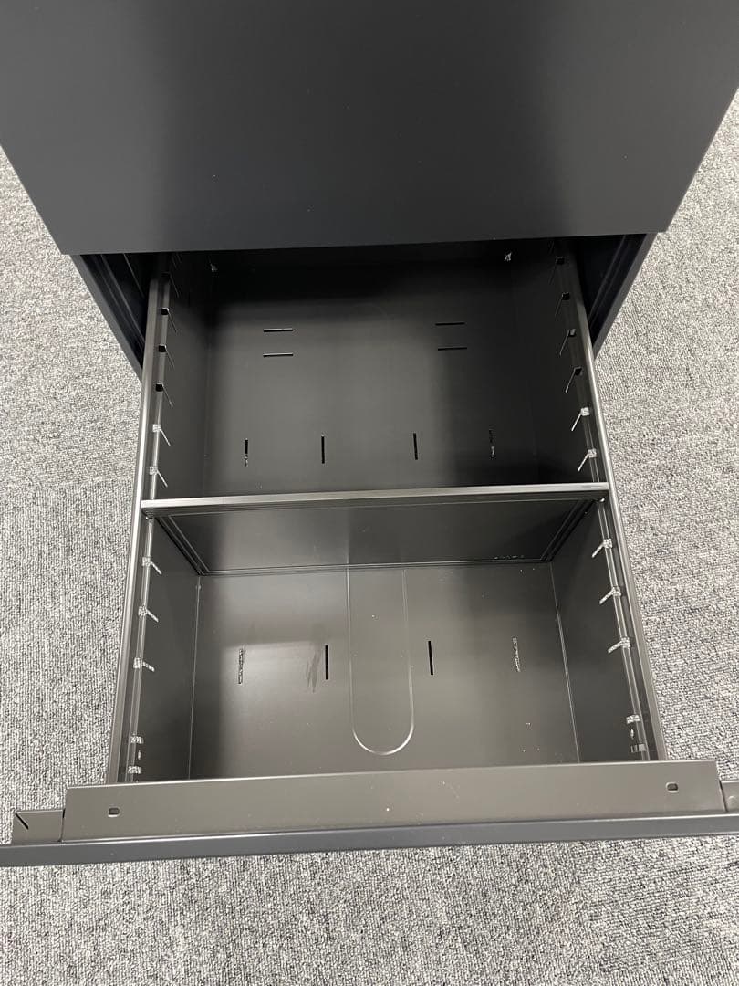 美品 オカムラ okamura 黒の収納キャビネット（ロック付き） 3段