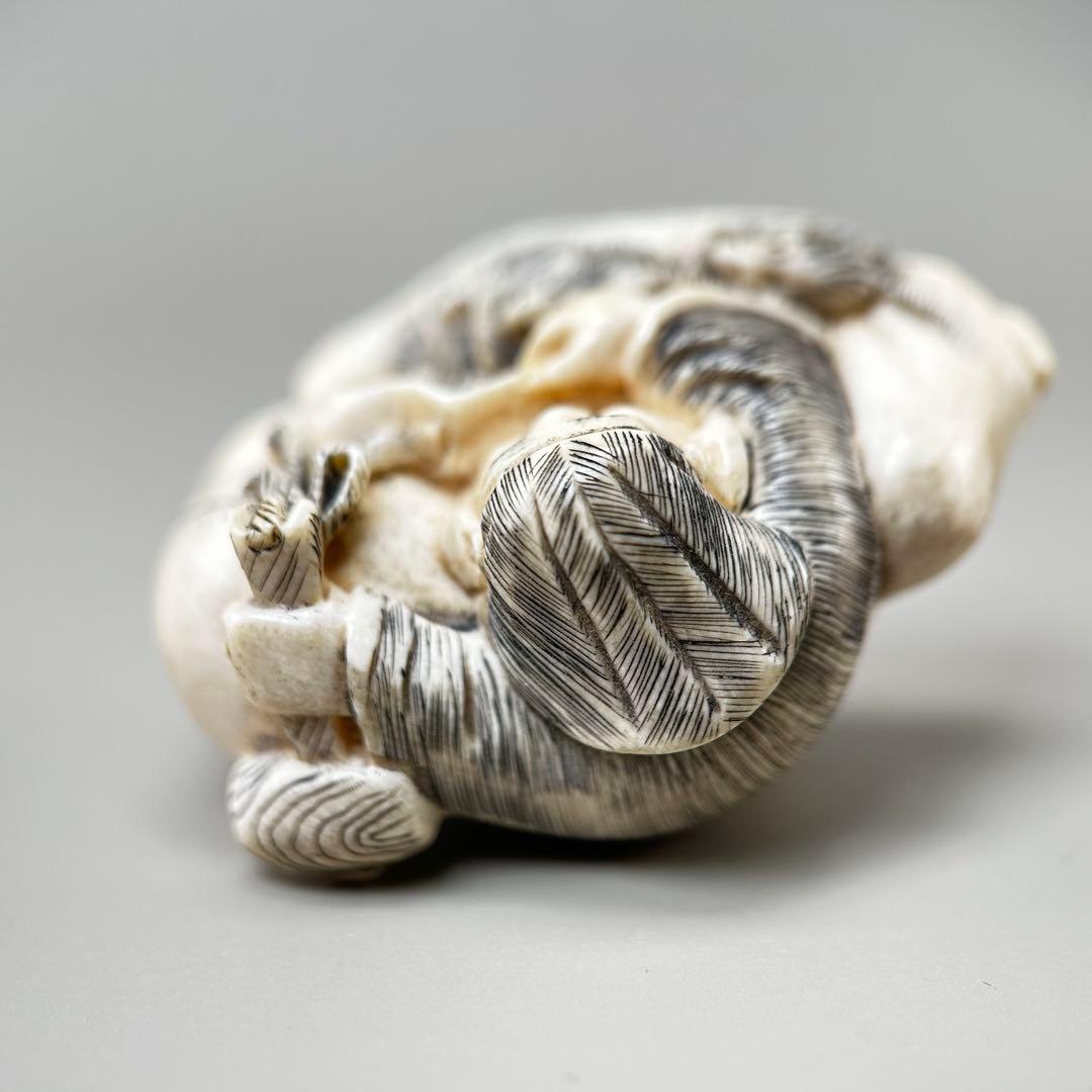 寝ている老人の彫刻極上 根付 天然素材アンティーク骨董 飾り物古美術置物