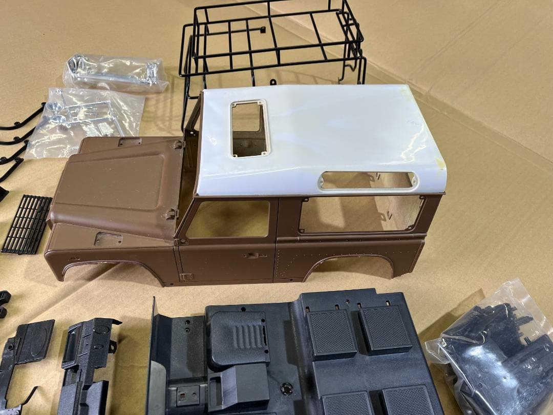 1/10クローラー用ディフェンダーボディ　ヘッドライトカバー片方欠品