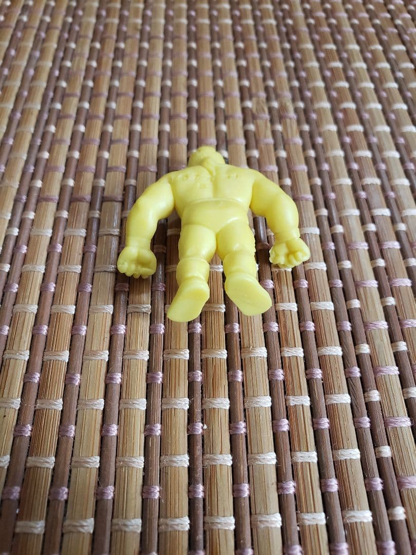 プロレス消しゴム　アニマルウォーリア　黄色　キン消し　キャラクター