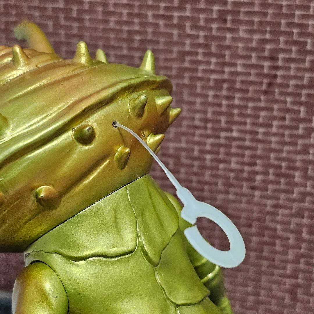 金運アップ！幸運のカネゴンゴールドバージョンソフビフィギュア