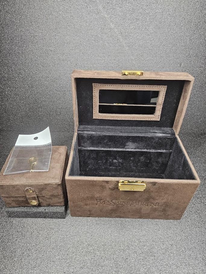 未使用Yves Saint Laurent スエード メイクボックス　ミラー付き