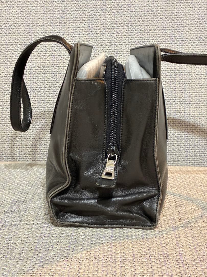 【PRADA】黒レザーハンドバッグ