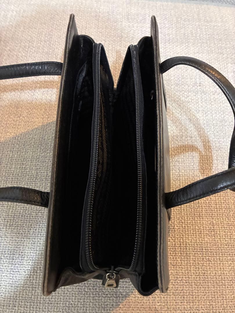【PRADA】黒レザーハンドバッグ