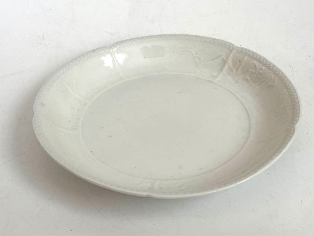 骨董　アンティーク　柿右衛門白磁　陽刻　印刻　柿右衛門　輪花皿　松竹梅　六寸皿