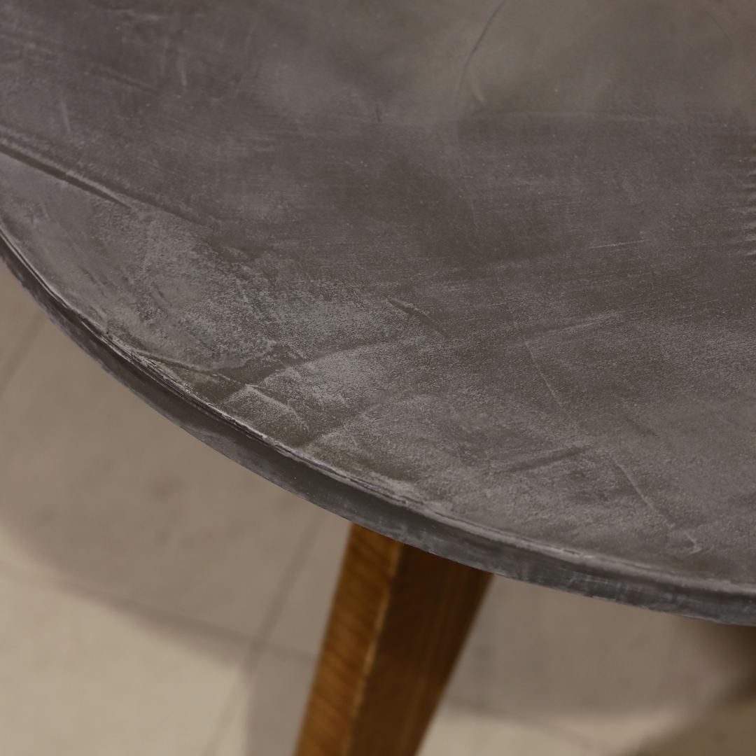 円形｜ラウンドテーブル｜ミディアムグレー｜薄塗りモルタル｜ダイニングテーブル