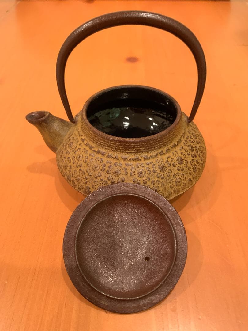 鉄瓶 栗文特選 蕾摘蓋 霰地紋 平丸形 鉄瓶 平丸型 霰 1.5L | 南部鉄器