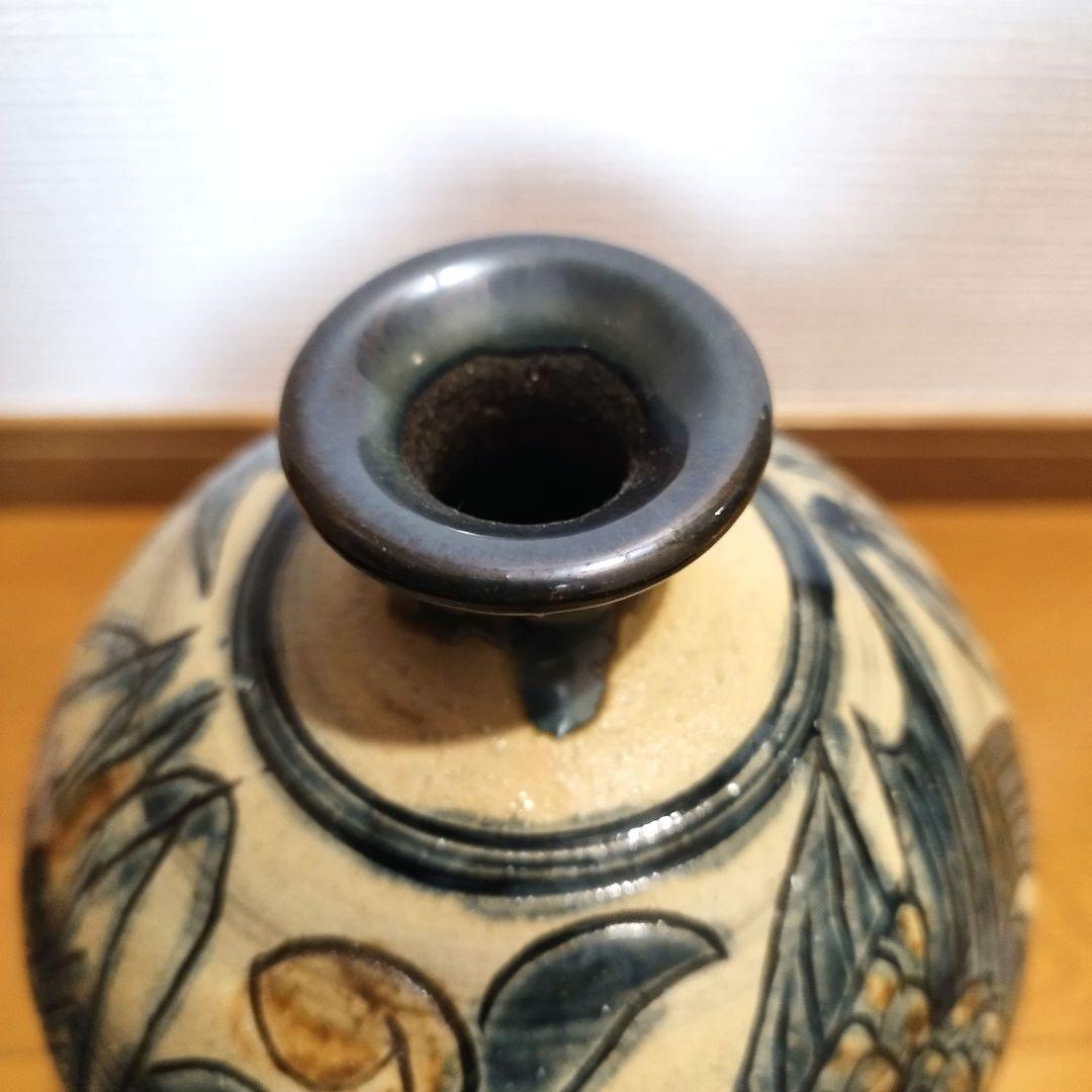 沖縄の人間国宝　金城次郎さんの飾り丸壺　魚と海老紋様　在銘あり！　花瓶にも。