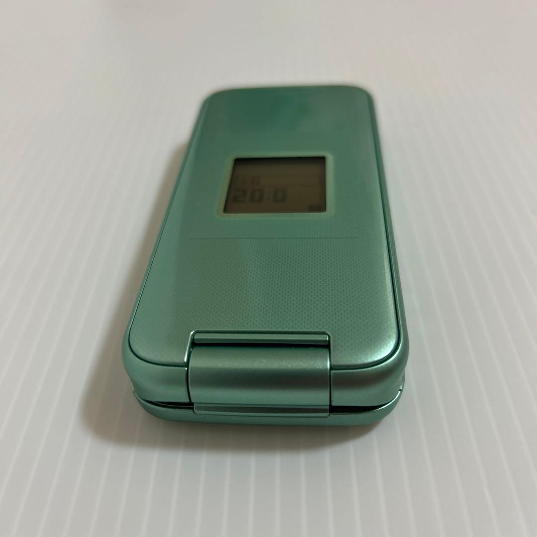 F-02J らくらくホン ミントグリーンと充電器スタンド