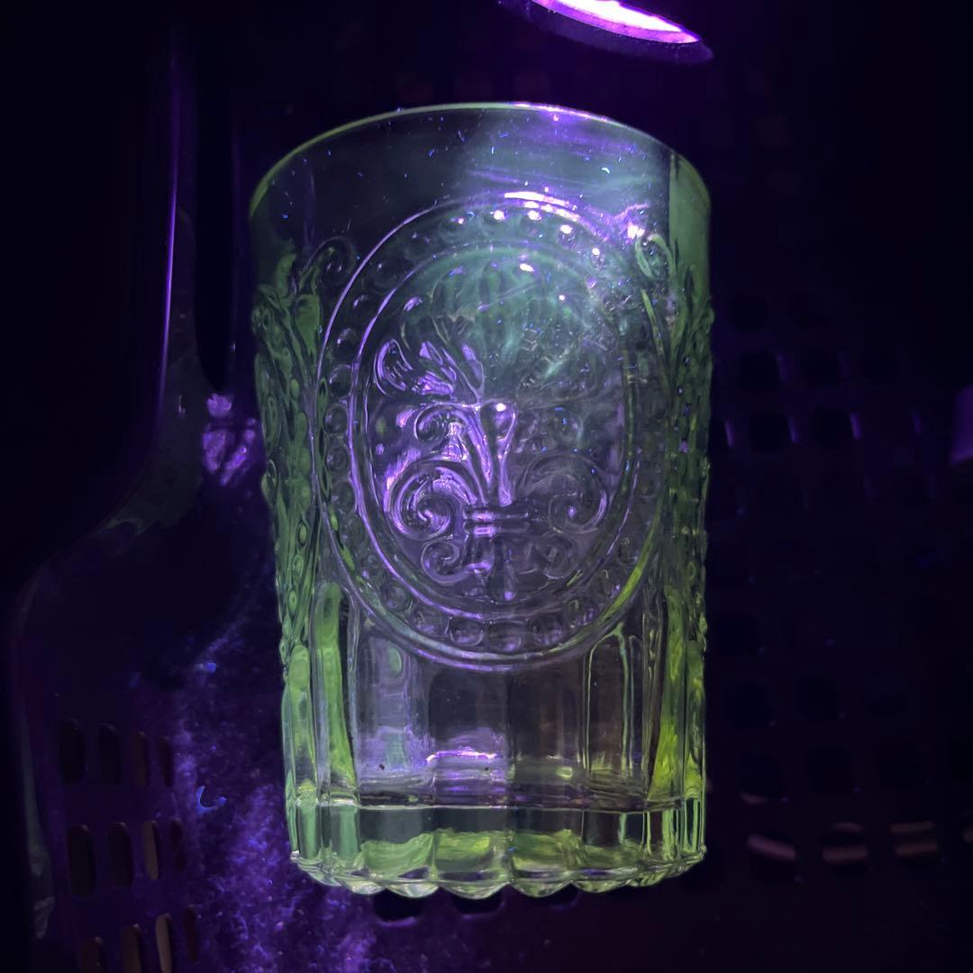 骨董 時代ガラス ゆらゆらプレスガラス 若草色 百合の紋章 コップ ウラン