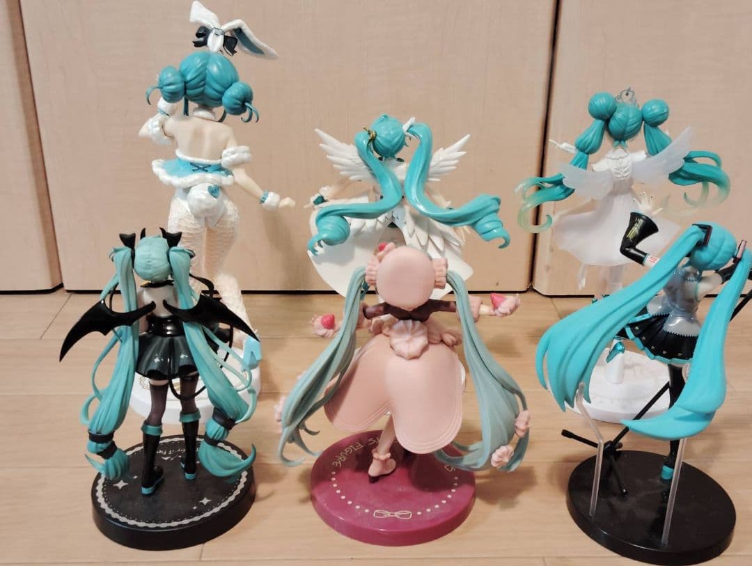 初音ミク!!　フィギュア&缶バッチセット　　まとめ売り