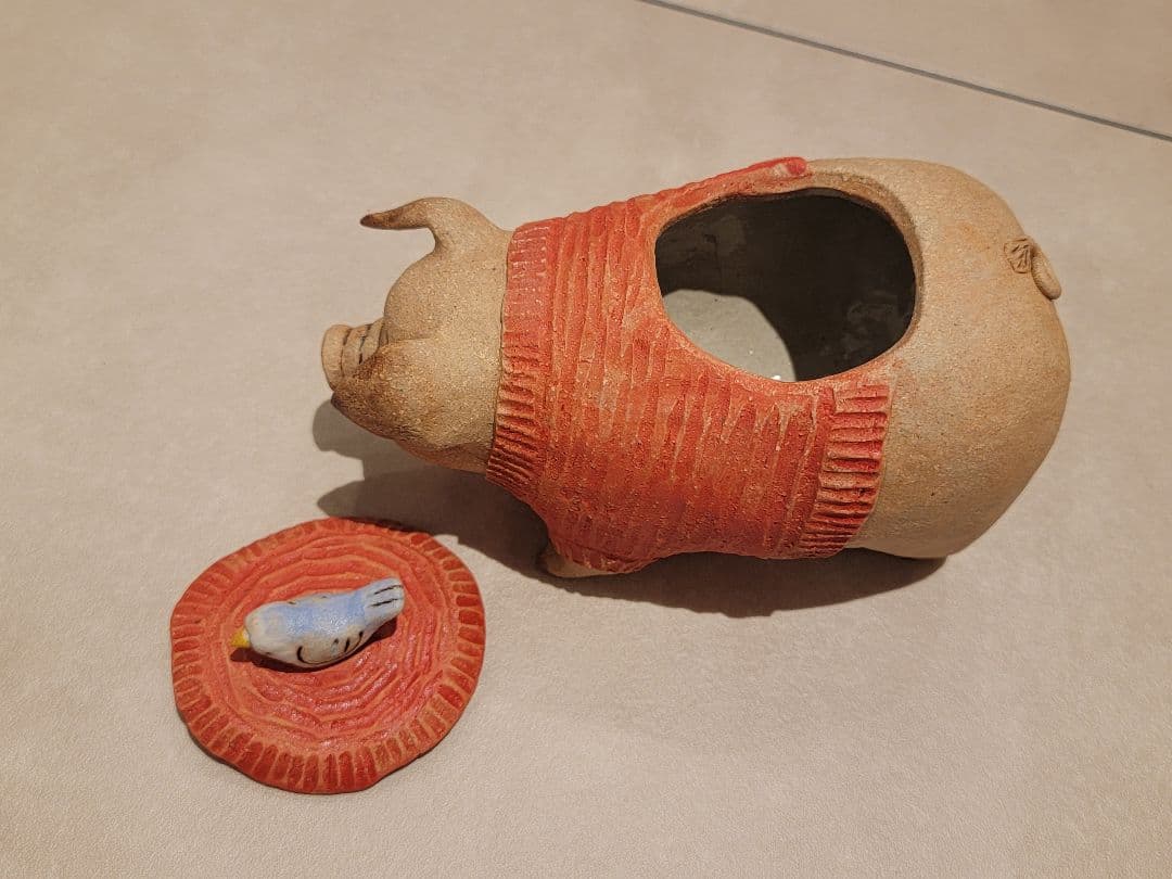 かとうゆみさん作　豚と鳥の蓋物