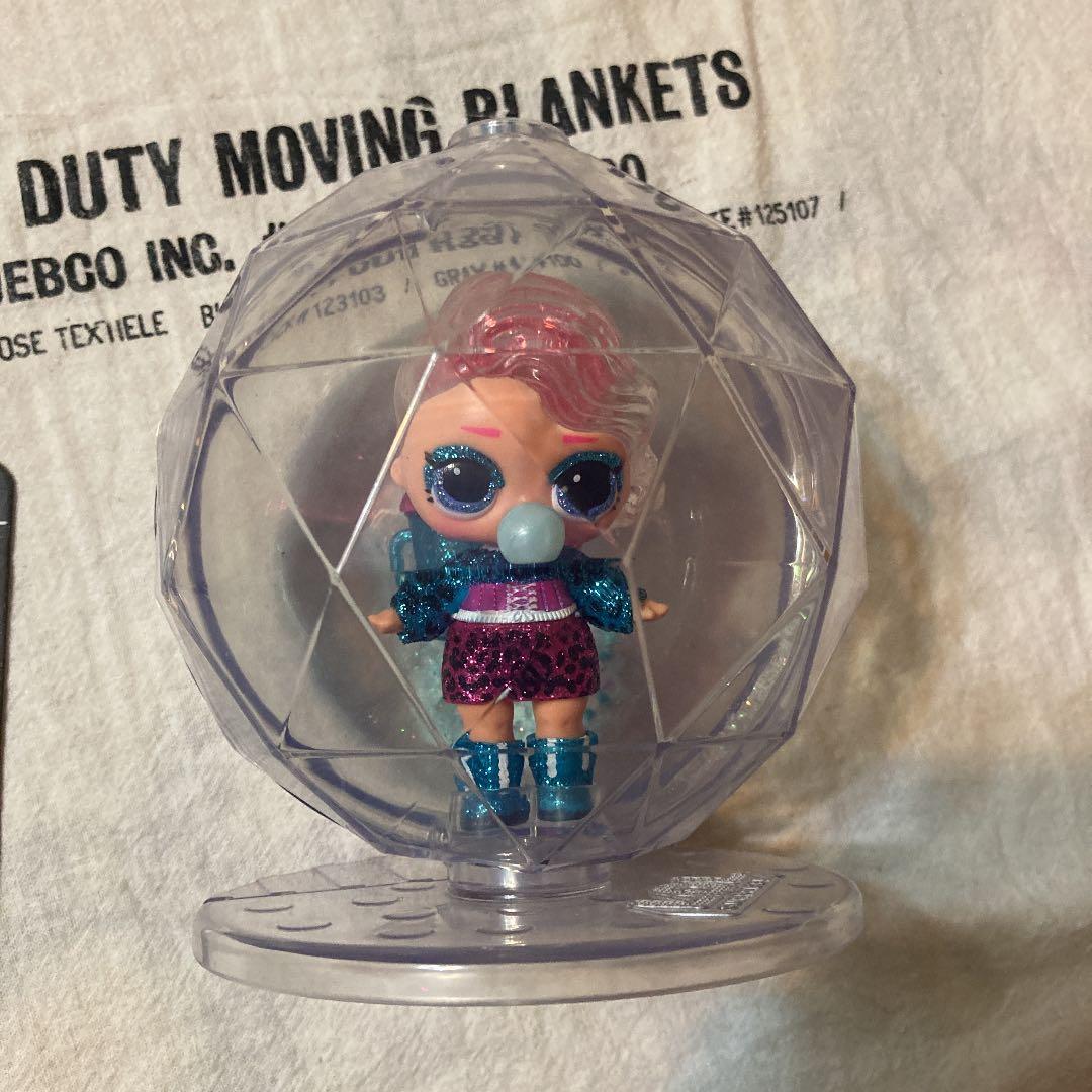 LOL サプライズ　フィギュア　ケース付き