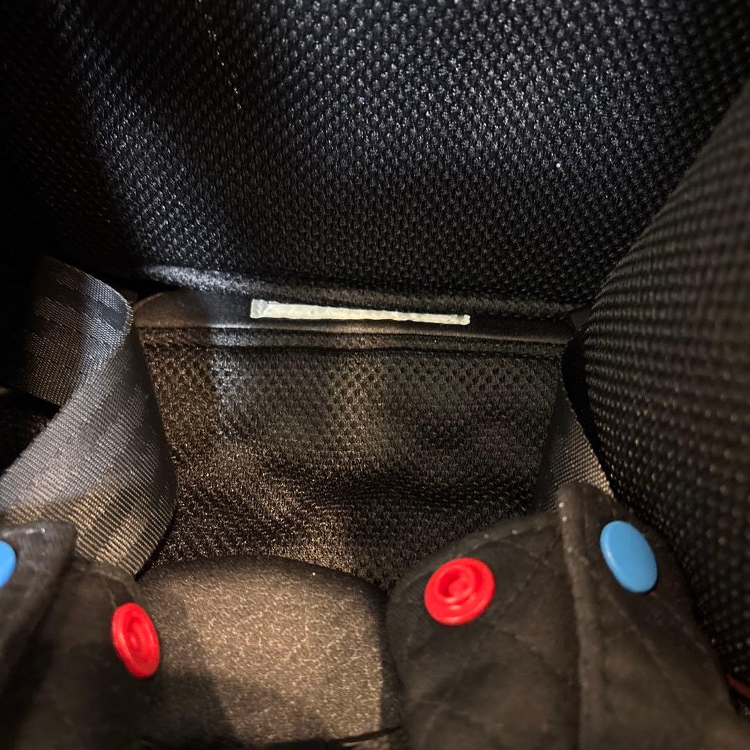 Combi チャイルドシート 黒と赤