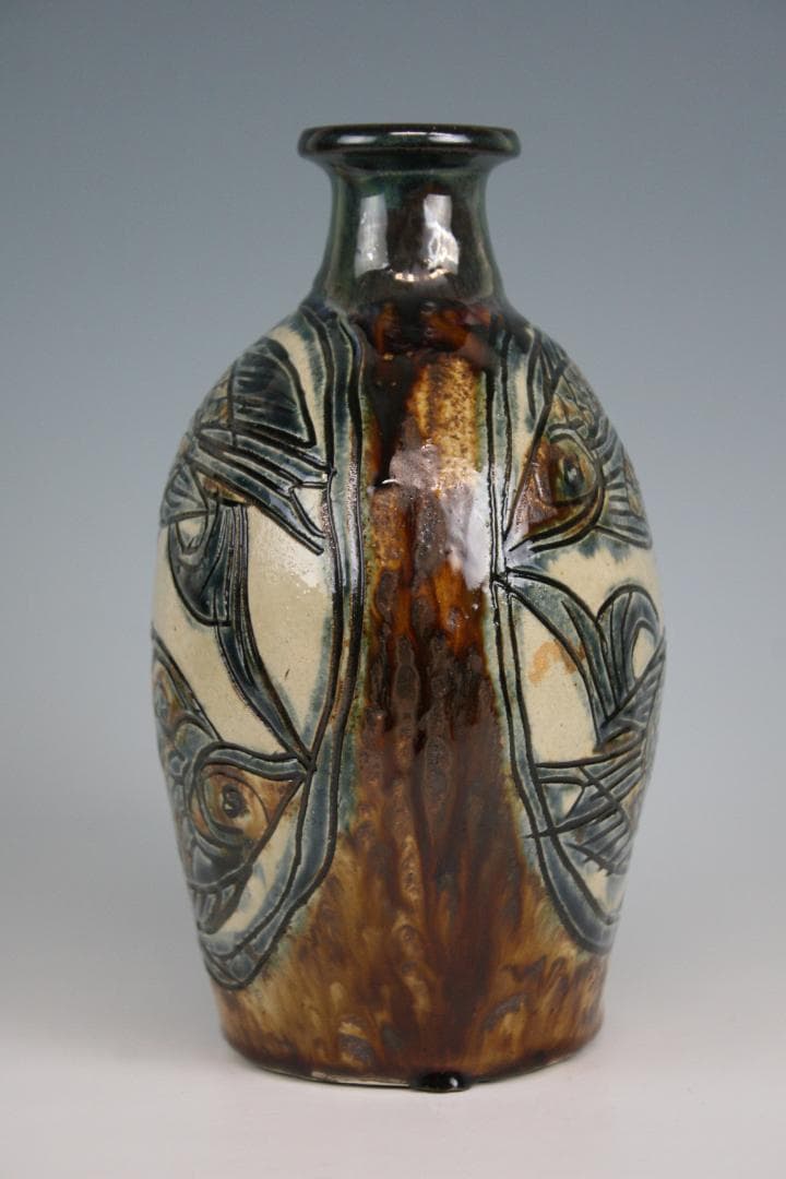 壺屋焼 人間国宝 金城次郎 作　飴釉窓絵双魚文扁壺