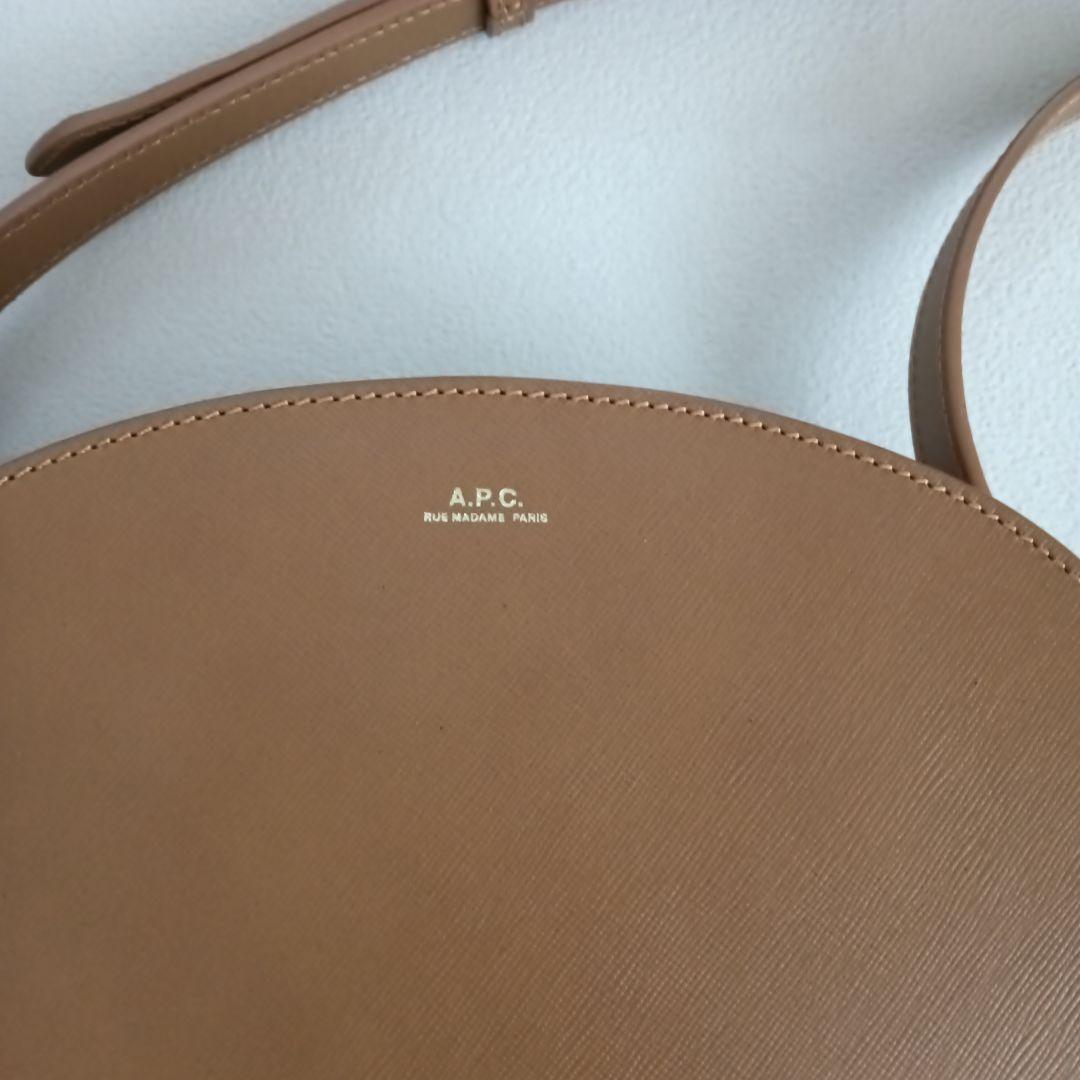 A.P.C. ベージュキャメル　ハーフムーン ショルダーバッグ　美品