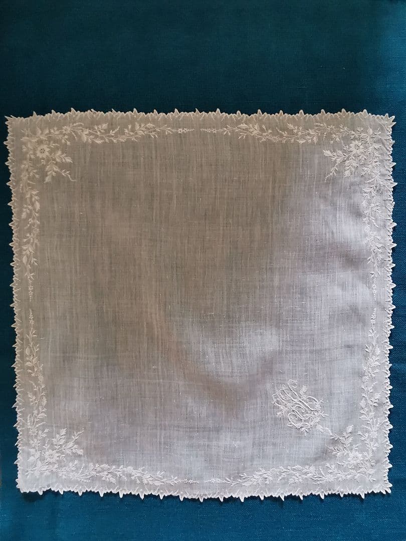 アンティークフランス 精緻なスカラップ 草花刺繍ハンカチーフ 花文字