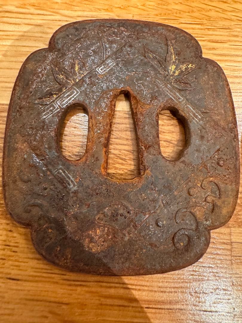 鉄製 鍔(つば) 装飾あり 刀剣　時代物　骨董