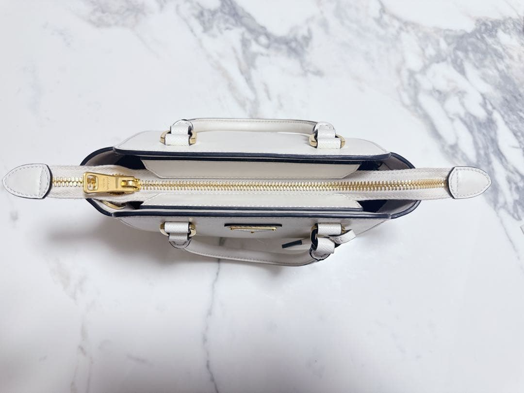 プラダ　トートバッグ　ハンドバッグ　ショルダーバッグ　ホワイト