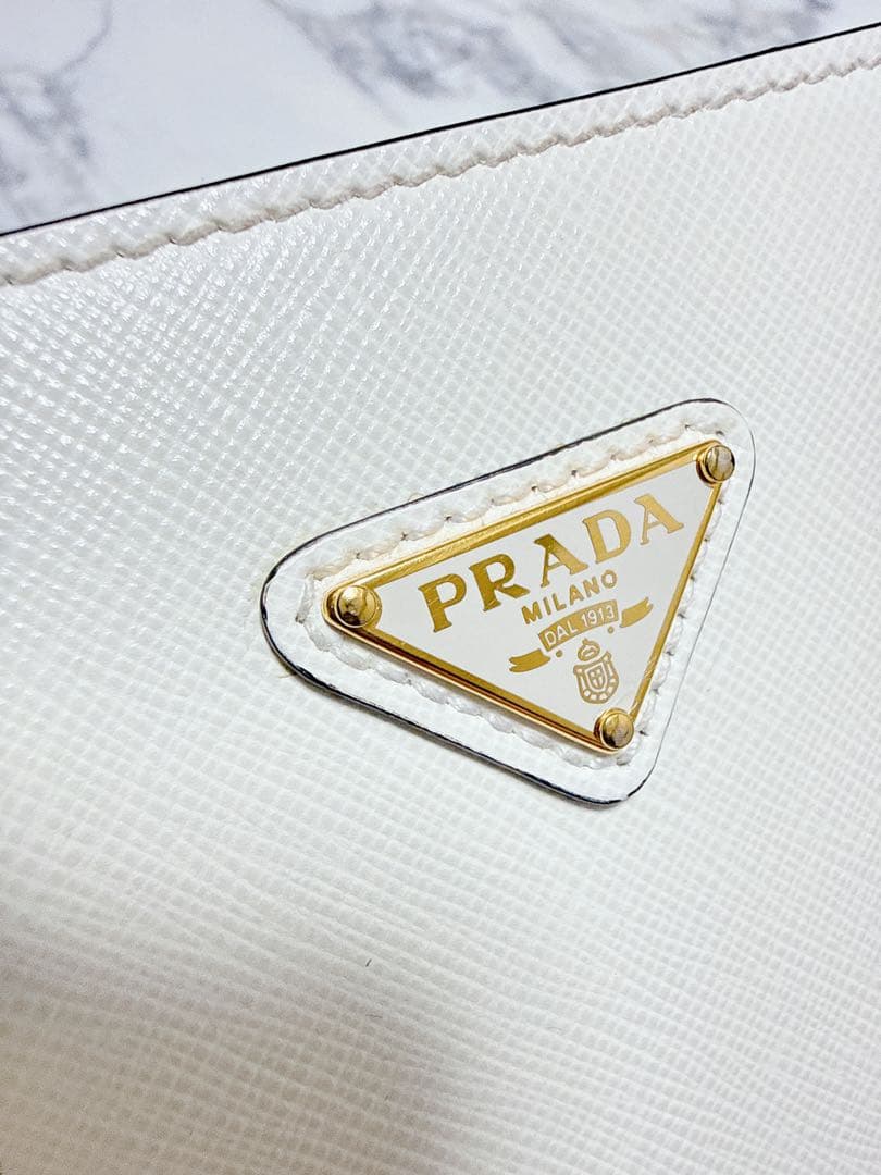 プラダ　トートバッグ　ハンドバッグ　ショルダーバッグ　ホワイト