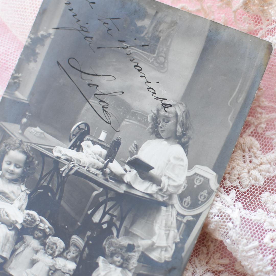 *アンティークポストカード　少女デザイナーとお人形のドレスショップ　1912年