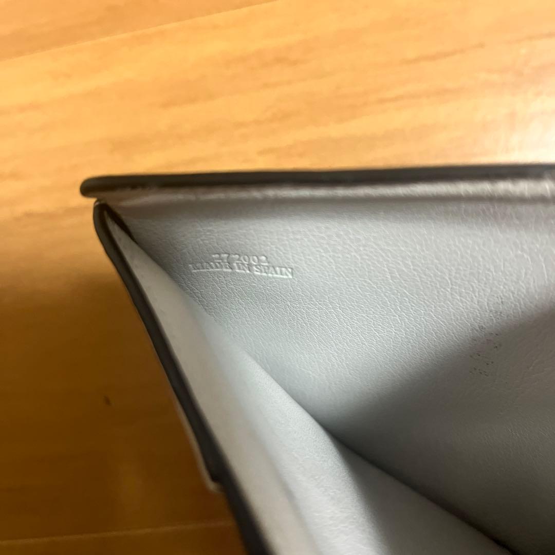 ロエベ黒の二つ折り財布 装飾模様付き