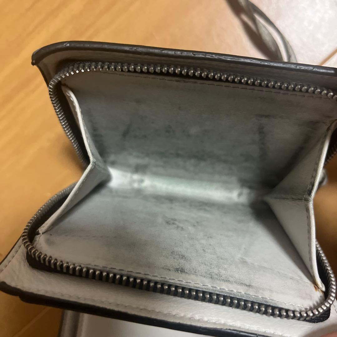 ロエベ黒の二つ折り財布 装飾模様付き