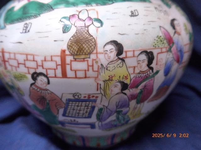 美品　大清同治年製　款 　彩色唐絵美人図 蓋付壺です。高さは約23センチ